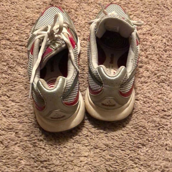 Reebok ladies sneaker, exercises calve muscle. - Picture 3 of 4